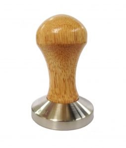 Abbildung eines Cafelat Tampers mit hellem Holzgriff und einer planen, 58mm Tamper Base.