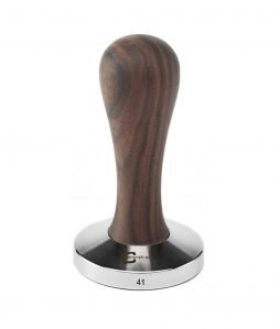 Abbildung eines Concept-Art Tampers der Reihe "Elegance" mit Nussbaum Griff und 41mm Tamper Base Flat.