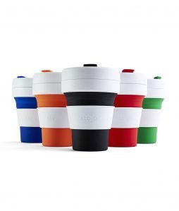 Stojo - faltbarer Becher mit Deckel und Banderole in fünf farben