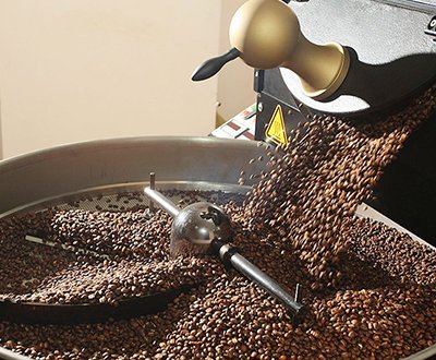 Frisch gerösteter Kaffee kommt aus Trommelröster